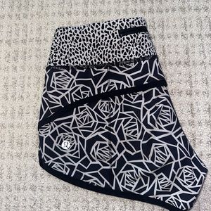 RARE!! NEVER WORN! Black and white Lululemon Speed ups! SIZE 2!